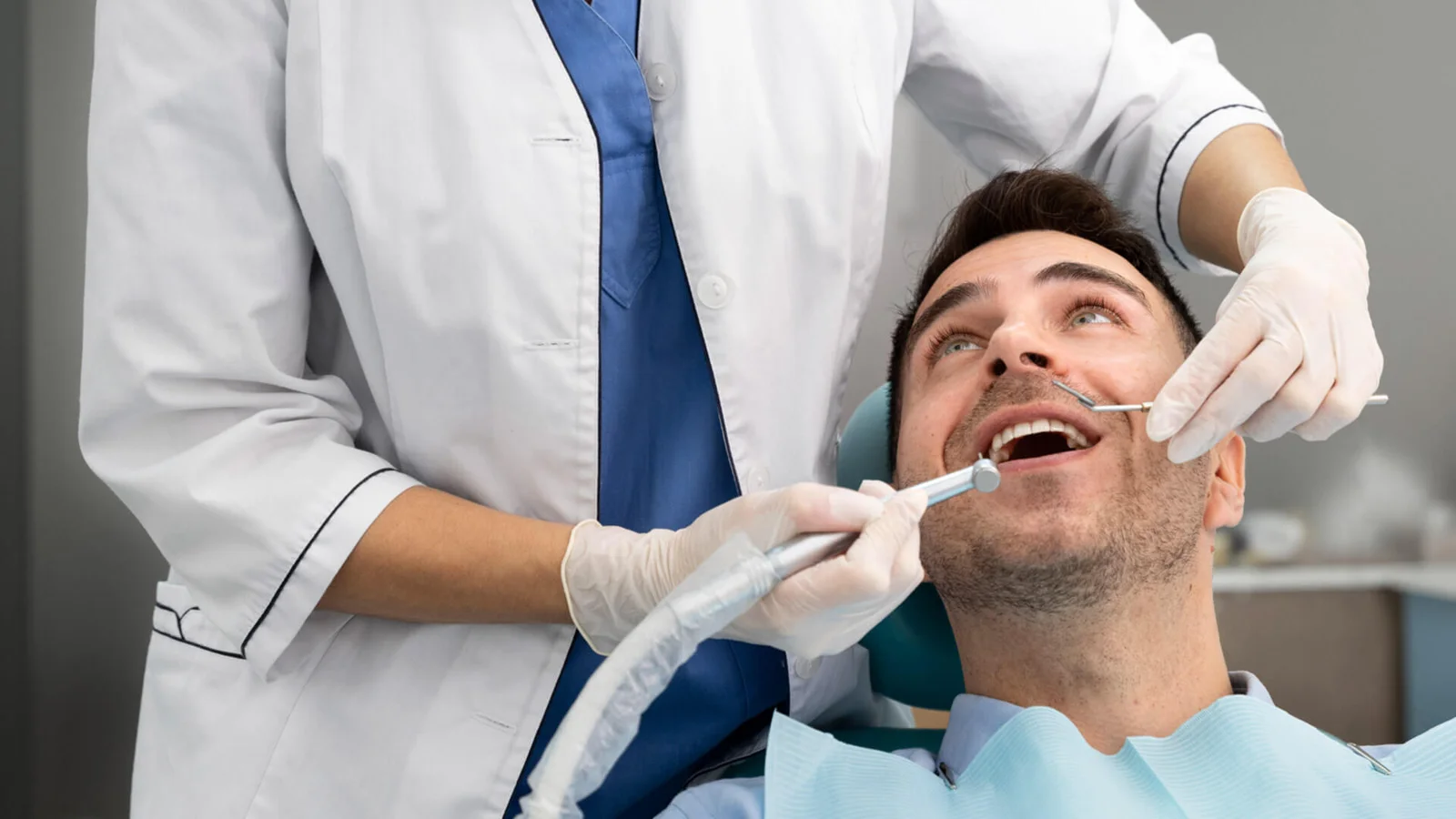 Paciente sonriendo durante su consulta en Bienstar Dental