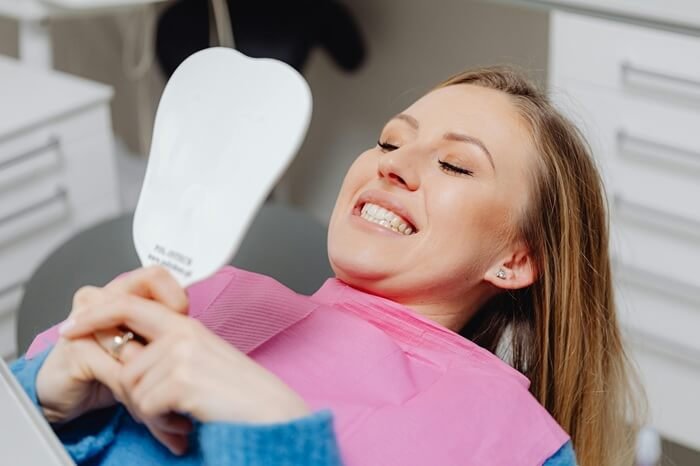 Dentista aplicando una resina dental del color del diente a un molar en clínica de Puerto Vallarta Dentista aplicando una resina dental del color del diente a un molar en clínica de Puerto Vallarta